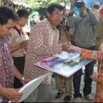 Bupati Kediri Haryanti Sutrisno saat memberikan bantuan jamban secara simbolis kepada warga. (foto: Humas Pemkab Kediri)