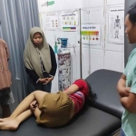 Korban yang merupakan siswi SMP ditemukan tak sadarkan diri, saat menjalani perawatan ke Puskesmas Gladak Pakem. Foto: Ist.