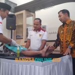 Wakil Wali Kota Madiun, Bagus Panuntun (dua dari kanan) saat menyapa salah satu anak yang dikhitan. Foto: Hendro Suhartono/BANGSAONLINE