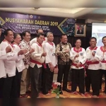 Sekdaprov Jatim Heru Tjahjono saat foto bersama ketua umum, para sesepuh, pewaris, pengurus, serta anggota PPS Betako Merpati Putih. foto: dok merpati putih