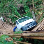 Mobil pikap yang nyaris terperosok ke sungai usai melintasi jembatan bambu di Blitar, setelah mengikuti petunjuk Google Maps.