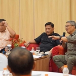 Bupati Nganjuk, Marhaen Jumadi (tengah), dan Direktur Pengadaan Perum Bulog, Prihasto Setyanto (kanan) saat mengikuti diskusi. (Ist)