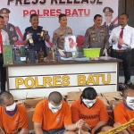 Kapolres Batu AKBP Oskar Syamsuddin saat memimpin rilis pers hasil operasi pekat semeru, Kamis (30/3/2023).