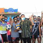 Yuhronur Efendi foto bersama tim bola voli Wedoro.