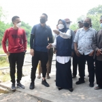 Bupati Ikfina didampingi Sekdakab Teguh Gunarko ketika meninjau pembangunan Jembatan Desa Sumberwono dan jalan cor Desa Candiwatu.