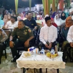 Bupati Sambari dan Wabup Qosim didampingi Kapolres AKBP Boro Windu Danandito dan Dandim 0817 Gresik Letkol Kav. Widodo Pujianto saat acara sambung rasa di Desa Campurrejo. foto: SYUHUD/ BANGSAONLINE