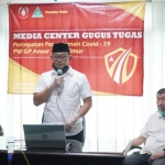 Ketua PW GP Ansor Jatim, Syafiq Syauqi memberi sambutan usai penyerahan paket bantuan secara simbolis di kantor GP Ansor Jatim. foto: istimewa