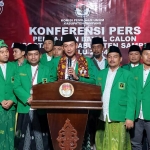 Jajaran DPC PPP Sampang melakukan konferensi pers usai menyerahkan berkas pendaftaran bacaleg. Foto: MUTAMMIM/ BANGSAONLINE