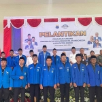 Beberapa kader PC PMII Ngawi, bersama forkopimda usai pelantikan. 