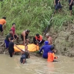 Tim gabungan saat mengevakuasi jenazah bocah asal Lamongan yang ditemukan 15km dari lokasi dilaporkan hilang