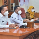 Bupati Gus Yani (tengah) saat memimpin rapat membahas program UHC. foto: SYUHUD/ BANGSAONLINE