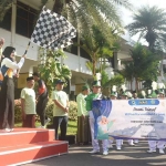 Wali Kota Kediri bersama wakilnya saat memberangkatkan Pawai Ta