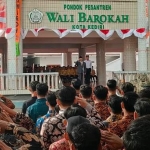 Pimpinan Ponpes Wali Barokah, KH Sunarto, saat bertindak sebagai inspektur upacara bendera dan sedang memberi hormat. Foto: MUJI HARJITA/ BANGSAONLINE