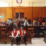 Dua terdakwa sesaat sebelum menjalani sidang pengeroyokan sesama Bonek, Senin (10/3/2014). foto:faishal/BANGSA ONLINE