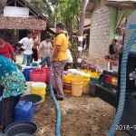 Aksi dropping air bersih yang dilakukan UPT Pengelolaan Sumberdaya Kelautan Dinas Kelautan Pemprov Jatim wilayah Pacitan.