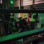 Petugas gabungan saat menggelar razia di sejumlah tempat karaoke di Tulungagung. Foto: Antara.