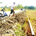 Salah satu warga yang Parengan memprotes pekerjaan proyek pipanisasi oleh PT BAG. 