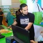 Teuku WIsnu di gerai oleh-oleh khas Malang miliknya. foto: istimewa