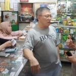 Kapolres Kediri Kota AKBP Miko Indrayana saat berdialog dengan pemilik toko. foto: ist.