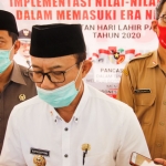 Bupati Ngawi Ir. Budi Sulistyono memberikan keterangan kepada wartawan.