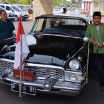 Gus Ipul saat berswafoto dengan salah satu mobil antik.