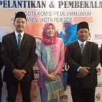 Lima Komisioner KPU Lamongan foto bersama usai pelantikan di Hotel JW Marriott, Surabaya, Kamis (13/6) lalu.