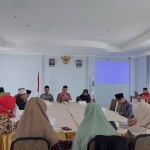 Plt. Bidang PAIS Kanwil Kemenag Jatim, Najib Kusnanto saat memberikan arahan kepada Guru PAI dam TBTQ UMII dalam evaluasi program di Gedung PLHUT kemenag setempat, Jumat (6/10/2023).
