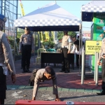 Para pelanggar saat menjalankan sanksi. (foto: ist).
