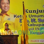 Ketua DPD partai Golkar Tingkat II Bojonegoro, Hj Mitroatin saat pidato di depan ketua umum partai Golkar, Setya Novanto serta ratusan kader partai berlambang pohon beringin. foto: EKY NURHADI/ BANGSAONLINE