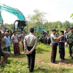  Ratusan warga Dusun Garuk, Desa Blumbungan, Kecamatan Larangan, Kabupaten Pamekasan melakukan aksi untuk menolak adanya penggalian tanah yang dilakukan warga di luar daerahnya sendiri, Selasa (27/3).