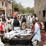 Warga mengevakuasi salah satu korban luka akibat ledakan bom yang terjadi di luar sebuah rumah sakit di Quetta, Pakistan, Senin (8/8). Setidaknya 53 orang tewas dan puluhan lainnya luka-luka dalam insiden yang diduga kuat sebagai serangan bom bunuh diri tersebut. foto: merdeka.com