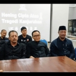 Bupati Pamekasan Baddrut Tamam bersama penggawa Madura United saat mengheningkan cipta untuk untuk tragedi di Stadion Kanjuruhan Malang.