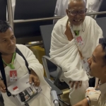 Muhammad Erlita saat tiba di Bandara Jeddah dan langsung mendapat sambutan dari petugas haji Indonesia. Foto: MCH 2026.