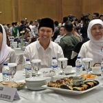 Khofifah, Emil dan Arumi Bachsin tampak sumriah di acara pengundian dan penetapan nomor urut calon di hotel Mercure. Foto: DIDI R/BANGSAONLINE