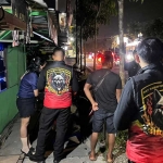 Petugas dari Polres Gresik saat merazia miras atau minuman keras di sekitar Kecamatan Menganti. Foto: Ist