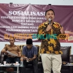 Anggota KPU Bangkalan Divisi Partisipasi Masyarakat, Sosialisasi, SDM, dan Pendidikan Pemilih, Sairil Munir, saat Sosialisasi Peraturan KPU nomor 3 tahun 2022. Foto: AHMAD FAUZI/BANGSAONLINE
