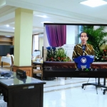 Gubernur Jawa Timur Khofifah Indar Parawansa saat  menerima penyerahan DIPA dan TKDD secara virtual dari Presiden RI Joko Widodo (Jokowi) dari Istana Negara pada Rabu (25/11) pagi. Gubernur Khofifah mengikuti penyerahan DIPA dan TKDD secara virtual itu dari Badan Penghubung Pemerintah Daerah Provinsi Jawa Timur di Jakarta. foto: ist/ bangsaonline.com