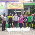 Kepala Desa Dermolemahbanh Amari bersama Muspika dan relawan foto bareng dengan 