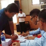 Petugas dari KPKNL Madiun saat melakukan proses lelang.