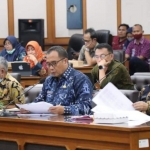 Kepala BPPKAD Gresik AM Reza Pahlevi (kanan depan) saat rapat anggaran. Foto: SYUHUD/ BANGSAONLINE