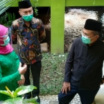 Dahlan Iskan bersama Gubernur Jawa Timur Khofifah Indar Parawansa yang didampingi Kepala Dinas Pendidikan dan Kebudayaan Pemprov Jatim Dr. Ir. Wahid Wahyudi, M.T. saat diajak keliling meninjau bangunan IKHAC oleh Prof Dr KH Asep Saifuddin Chalim, M.Ag, Ahad (30/8/2020). foto: MMA/ bangsaonline.com