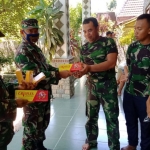 Dandim 0805 Ngawi, Letkol. Arh. Hany Mahmudhi (dua dari kiri) saat menyerahkan vitamin kepada anggota.