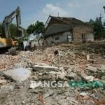 Proses eksekusi tol jombang mojokerto seksi II. Foto : dok.bangsaonline