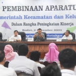 Wali Kota Kediri Abdullah Abu Bakar (tengah) saat menyampaikan arahan dalam pembinaan aparatur pemerintahan kecamatan dan kelurahan. Foto: Ist. 