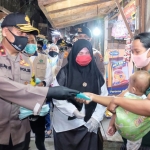 Wakapolda Jawa Timur Brigjen Pol. Slamet Hadi Supraptoyo saat membagikan masker di Pasar Larangan.