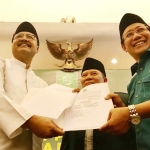 Pak Halim serahkan rekom DPP PKB ke Gus Ipul pada acara Sarasehan DPC PKB se Jatim di Hotel Novotel, Surabaya. Foto : DIDI ROSADI/BANGSAONLINE