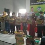 Para korban gempa di Kecamatan Binangun Blitar saat menerima bantuan secara simbolik dari ASC Foundation di Balai Desa Tawangrejo Binangun Blitar, Rabu (26/5/2021). Foto: MMA/ BANGSAONLINE.com  