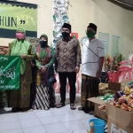 Inilah paket sembako yang dibagikan Anisah Syakur bersama kedua putranya, Muafi dan Helmi.