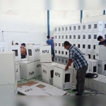 Perakitan kotak suara di gudang logistik KPU Tuban.