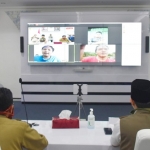 Perbincangan Bupati Arifin dengan para perantau melalui video conference. foto: HERMAN/ BANGSAONLINE